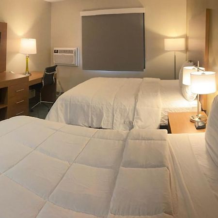 Baymont By Wyndham Oshkosh Airport Hotel Luaran gambar