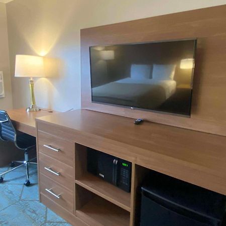 Baymont By Wyndham Oshkosh Airport Hotel Luaran gambar