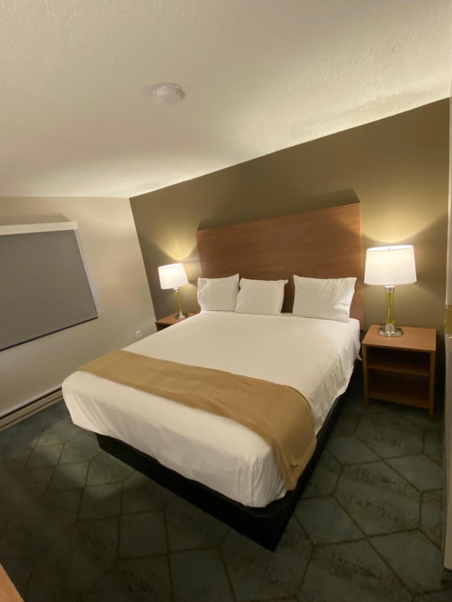 Baymont By Wyndham Oshkosh Airport Hotel Luaran gambar