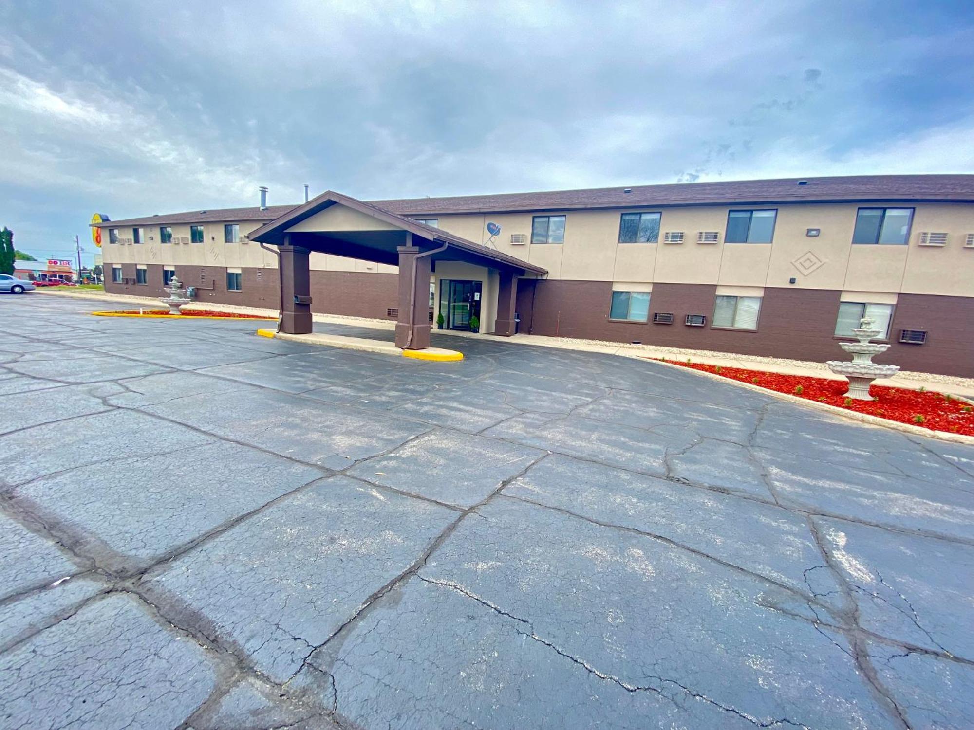 Baymont By Wyndham Oshkosh Airport Hotel Luaran gambar