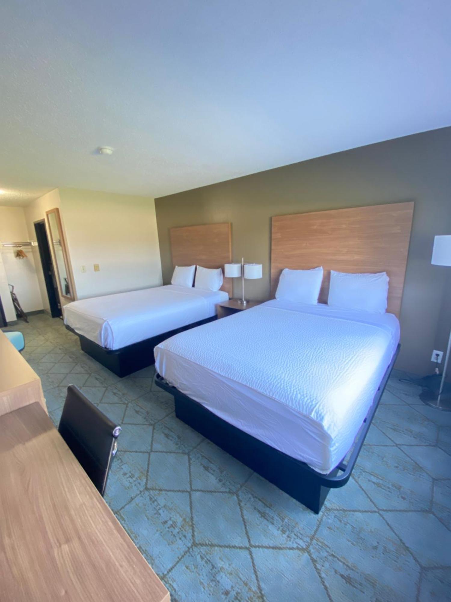 Baymont By Wyndham Oshkosh Airport Hotel Luaran gambar