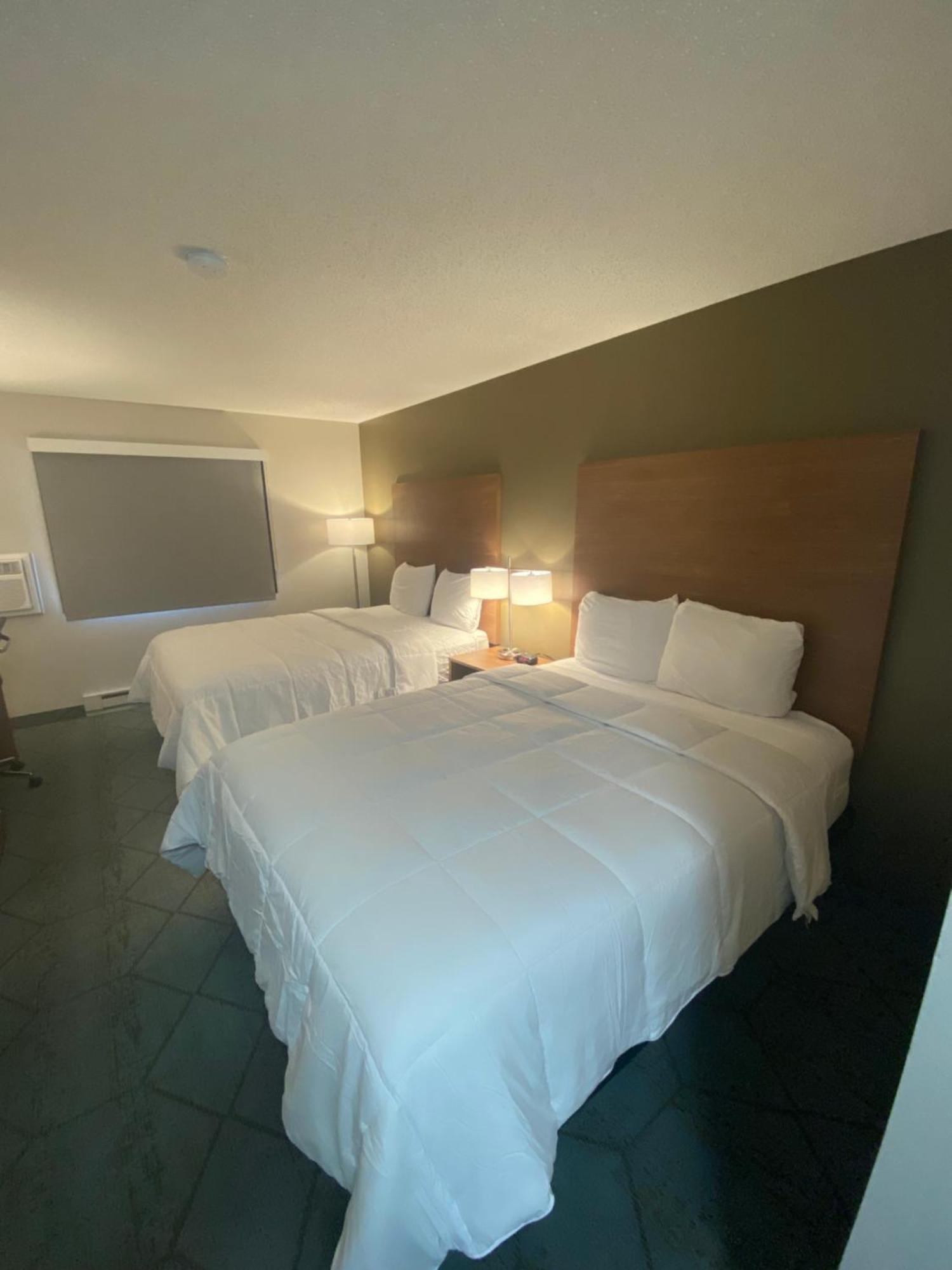 Baymont By Wyndham Oshkosh Airport Hotel Luaran gambar