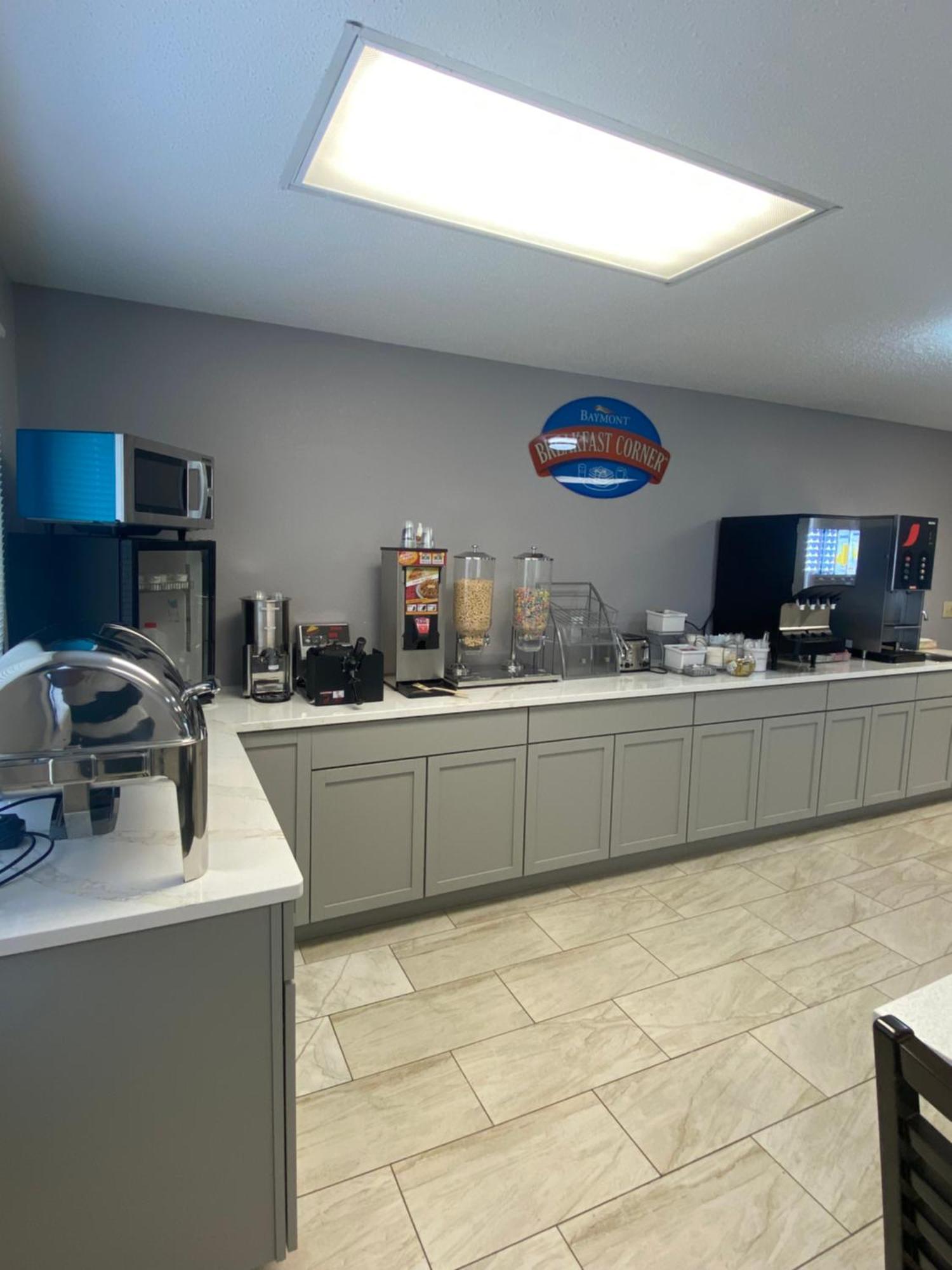 Baymont By Wyndham Oshkosh Airport Hotel Luaran gambar