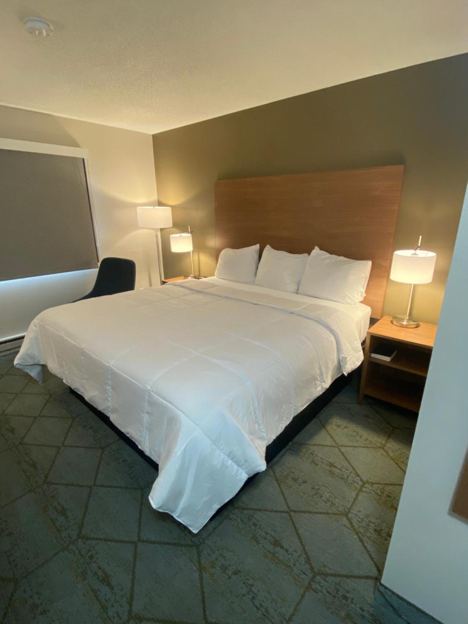 Baymont By Wyndham Oshkosh Airport Hotel Luaran gambar